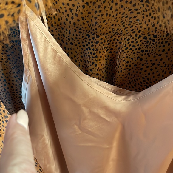 7 For All Man Kind ruffle sheer animal print silk blouse with cami included - Picture 4 of 7